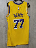 Jersey Lakers de Los Angeles Amarillo Doncic #77