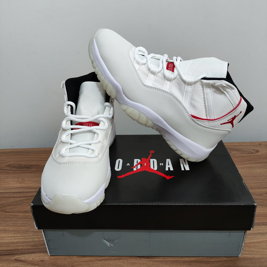 Jordan 11 Retro Blancos con Rojo